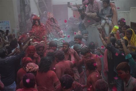 Kashi Holi बाबा विश्वनाथ के दरबार में रंगों से सराबोर हुए श्रद्धालु