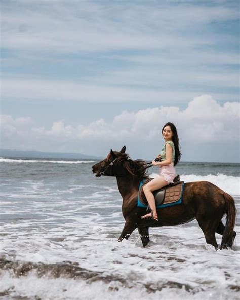 6 Potret Natasha Wilona Naik Kuda Di Pantai Cantik Dan Tak Kenal Takut