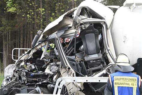 Unfall A M Nchen Richtung Salzburg Lkw Rast Bei Holzkirchen In