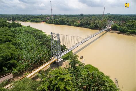 Konektivitas Antar Desa Kementerian Pupr Bangun Jembatan Gantung Di