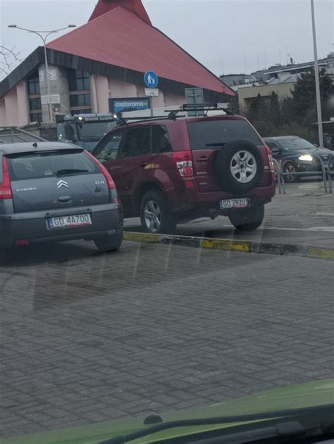 Parkowanie na chodniku godz 07 50 zgłoszenia czytleników Raport z