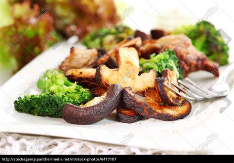 Gebratenes Schweinefleisch Mit Shiitake Pilzen Lizenzfreies Bild