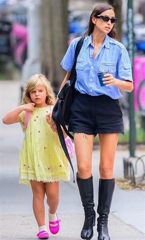 Irina Shayk And Daughter Lea Irina Shayk Irina Shayk Style Famous Fashion