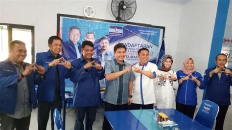 FOTO Deng Ical Kembalikan Formulir Di Demokrat Tribun Timur