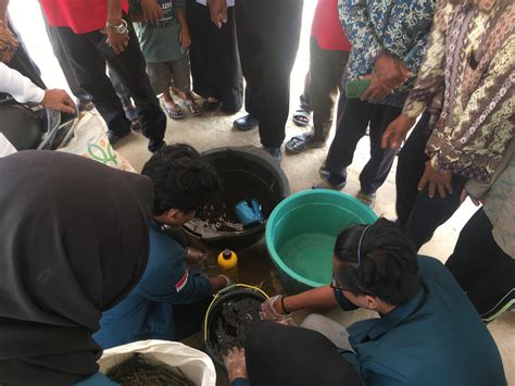 Mahasiswa Kkn Bimbing Warga Desa Labuhan Batin Buat Pupuk Kompos Dengan