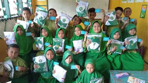 Inilah Raut Gembira Siswa MIN Maros Terima Bantuan Seragam Dari Bupati