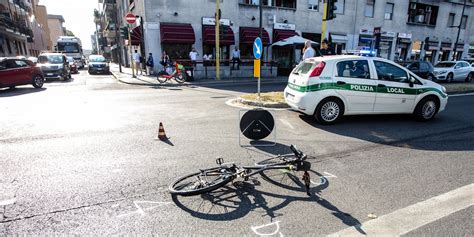 Ciclista investito in viale Monza a Milano è grave