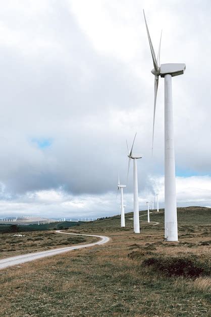 Turbinas De Viento En Un Campo Abierto Foto Premium