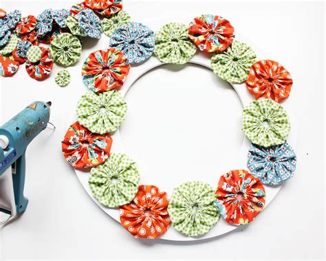 Fabric Yo Yo Wreath Positively Splendid Crafts Sewing Recipes And