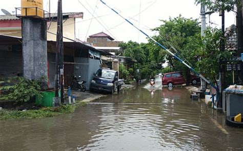 Hujan, Banjir dan Sampah Menumpuk di Sungai – Suara Surabaya