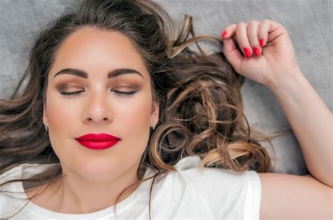 Modelo Sensual De La Mujer Con El Pelo Azotado Por El Viento Pelo