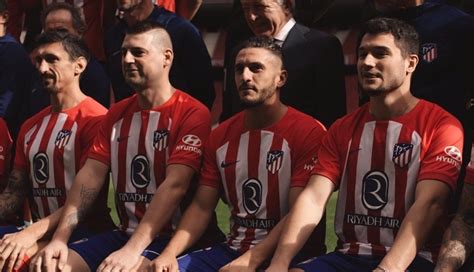 Dos tokenistas del Atlético De Madrid posan con el primer equipo en