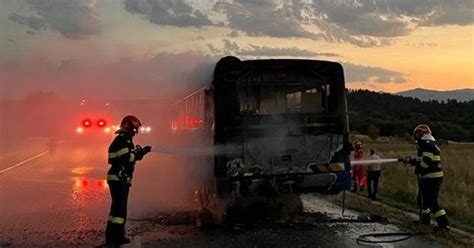 FOTO Un autobuz plin cu pasageri a luat foc în mers pe un drum din