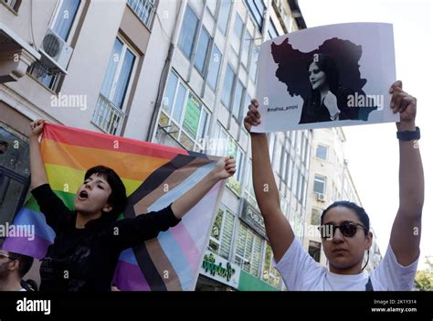 Les gens prennent part à une manifestation à la suite de la mort de