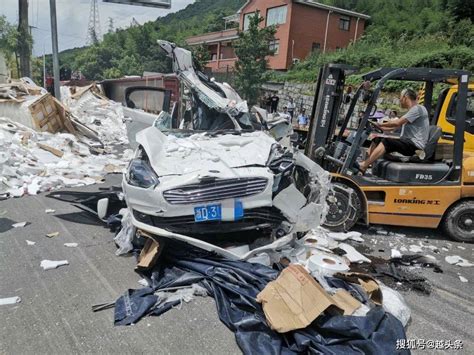 绍兴柯桥一大货车侧翻压扁小轿车，车上四人无一幸免车辆