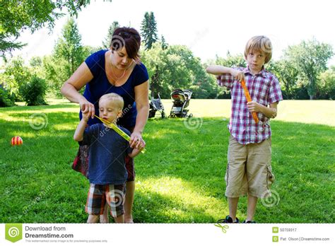 Mutter Die Jungem Sohn Zeigt Wie Man Blasen Durchbrennt Stockbild