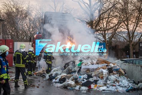 Einkaufszentrum komplett verraucht Müllpresse brennt Feuerwehr im