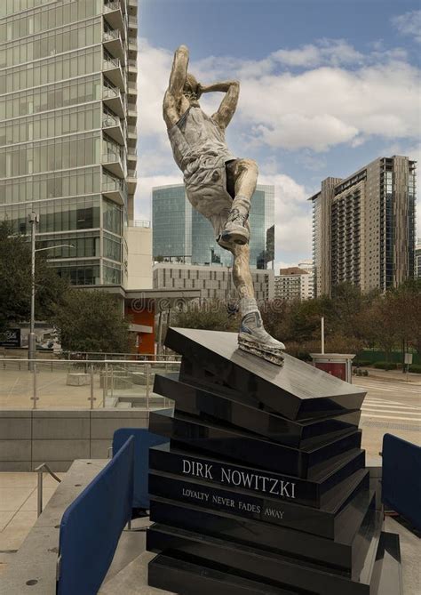 `Dirk Nowitzki` Statue by Omri Amrany in Front of the American Airlines ...