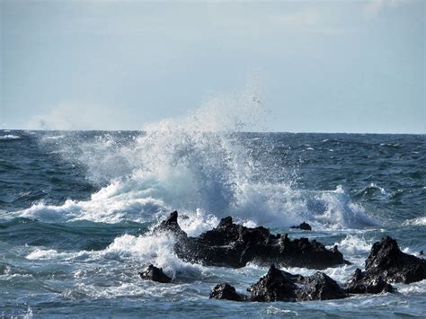 荒れる海の際から海に背を向けてその場を立ち去る時、ふと背後から高波が襲いかかってくるような恐怖心が起きる。｜穂高渓太郎