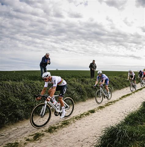 París Roubaix 2024 resultado y clasificación Van der Poel gana la