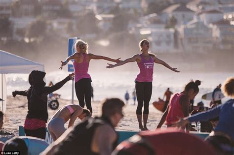 300 Yogis Take Over Bondi Beach To Salute The Sun In Mass Fitness Class