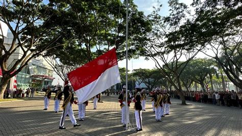 Gelar Upacara Hut Ke 78 Kemerdekaan Ri Warga Kota Baru Parahyangan Kbb Kompak Pakai Batik Dan