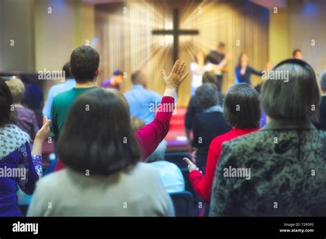 Congregación Cristiana Adorar Juntos A Dios Con Una Cruz Con Rayos De