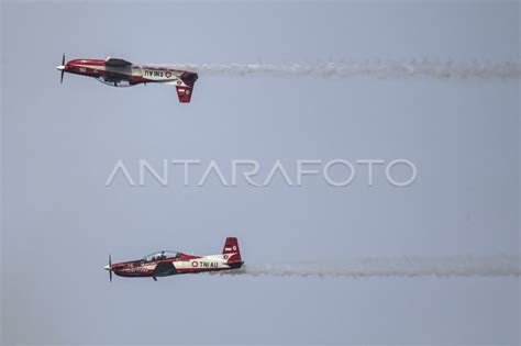 Jupiter Aerobatic Team Beraksi Di Atas Danau Toba Antara Foto