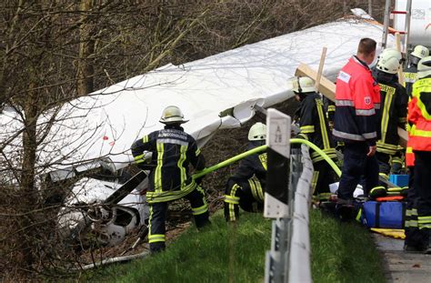 Niedersachsen Kleines Flugzeug St Rzt Auf A Fotos Der Spiegel