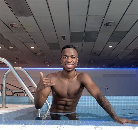 Vinícius Junior posa na piscina e seguidores perguntam Está pelado