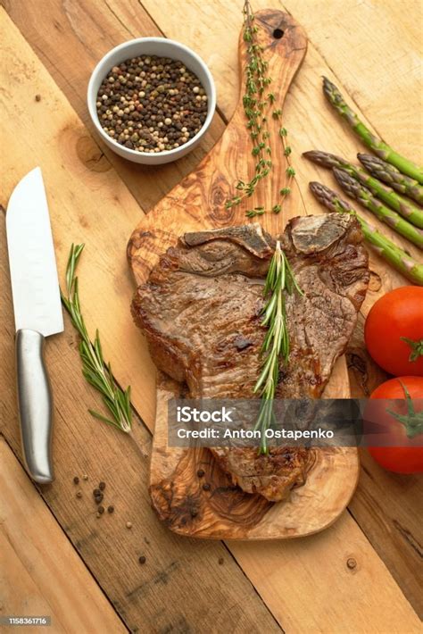 Steak Daging Sapi Marmer Di Papan Dengan Lada Rosemary Bumbu Dan