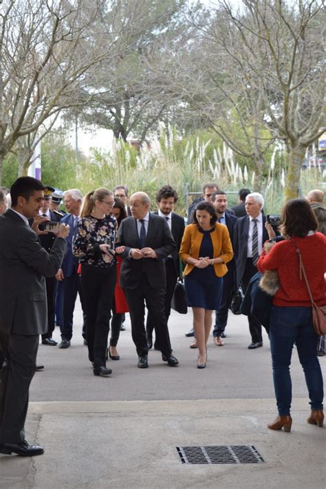 Visite De Jean Yves Le Drian Ministre De Leurope Et Des Affaires