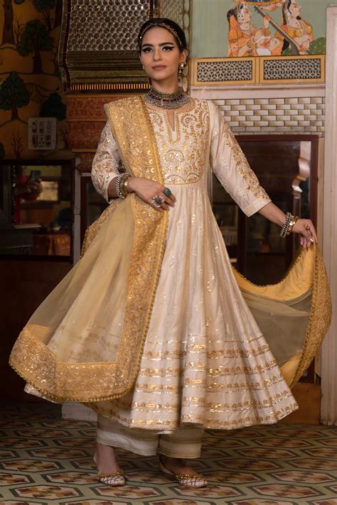 Buy White Chanderi Embroidered Thread Notched Nahal Zari Anarkali Set