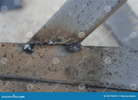 Perform A Spot Weld In Line With The Temporary Joint Welding Of Galvanized Steel Roof