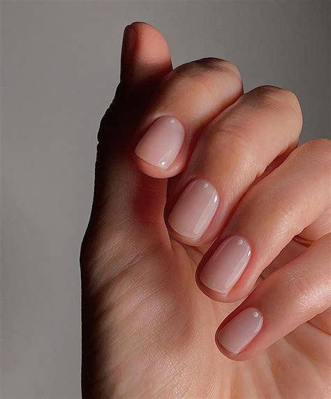 Minimalistyczne paznokcie na lato 2023 Oto 3 trendy w manicure które