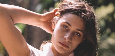 Atrás da moita e de lingerie Luisa Arraes explana beleza