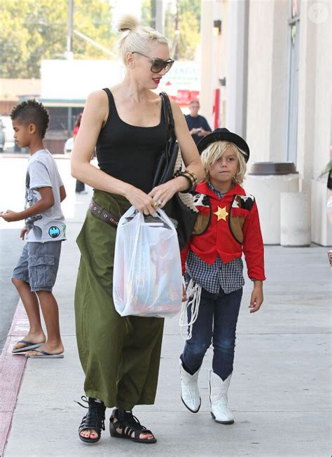 Photo Gwen Stefani en plein shopping avec Kingston déguisé en cow boy