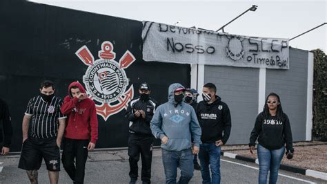 Torcida Organizada Do Corinthians Protesta Na Porta Do Ct E Parque S O