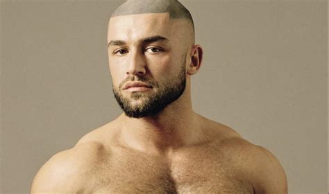 A Francois Sagat Escono Le Palle Dal Perizoma Troppo Striminzito Per