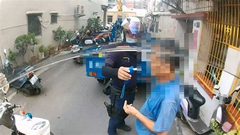 男酒駕紅燈右轉與車爭道 賓士車嚇按喇叭引警方注意攔人 社會 自由時報電子報