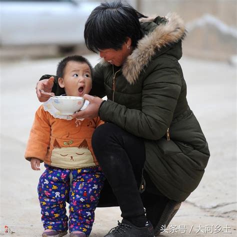 留守奶奶给小孙女喂饭，喂完要走两里路 每日头条