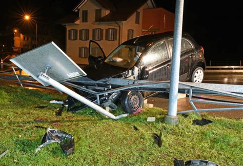 Hasle LU Zwei Verletzte Bei Heftigem Selbstunfall Mit Auto Polizei News