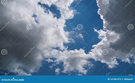 Las Nubes Se Mueven Sin Problemas En El Cielo Azul Escala De Tiempo