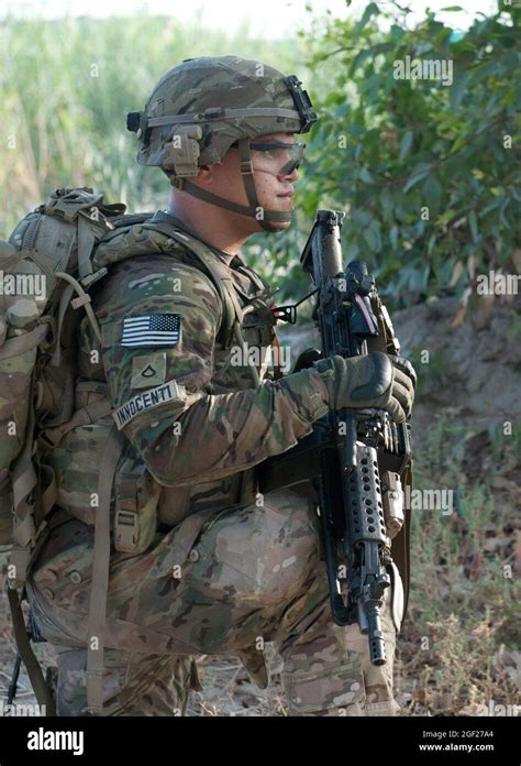 U S Army Pfc Shaun Innocenti A Squad Automatic Weapon Gunner Assigned To Bravo Troop 4th