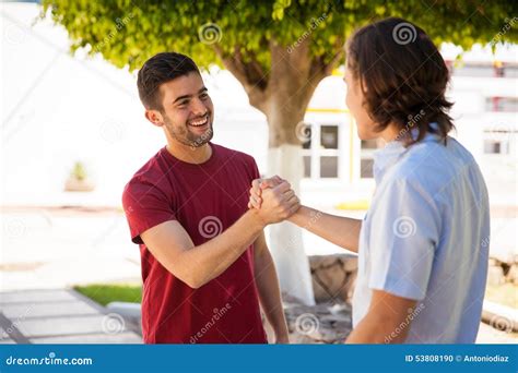 Dando Um Aperto De M O Na Escola Foto De Stock Imagem De Faculdade