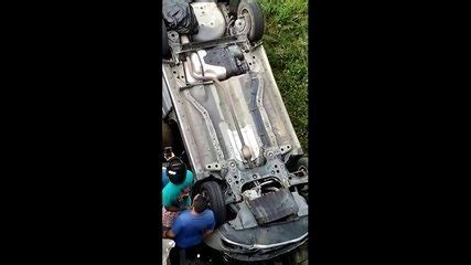 Carro Capota Cai De Viaduto Fica As Rodas Para Cima Na Br E