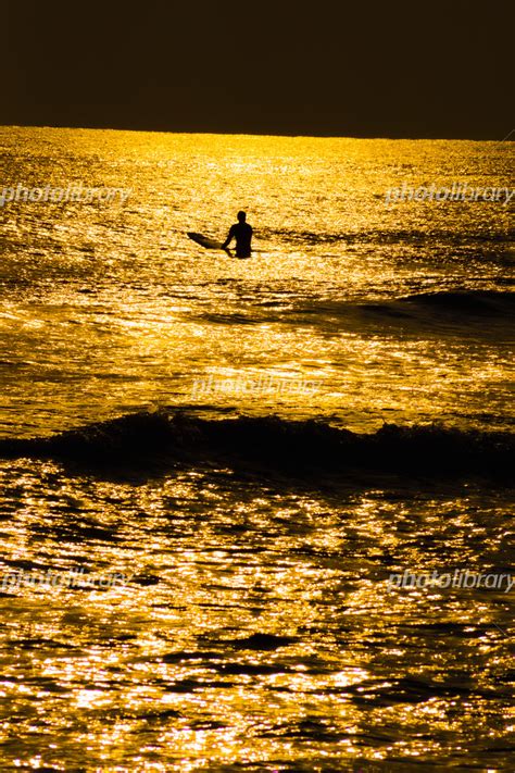 サーファーのシルエットと夕暮れの鎌倉海岸 写真素材 6670345 フォトライブラリー Photolibrary