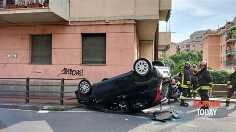 Incidente Stradale In Corso Europa Auto Cappottata Altezza Stadio Carlini