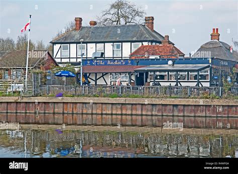 Yalding Anchor Inn Pub By The River Medway Kent Stock Photo Alamy