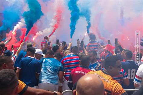 Torcida Do Fortaleza Lota Aeroporto Em Embarque Do Elenco Ao Uruguai